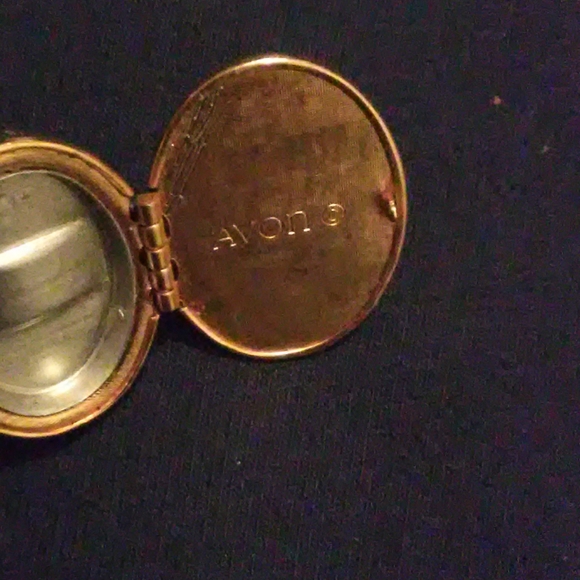 18K gold plated Avon Cameo Locket Ring - Picture 2 of 3